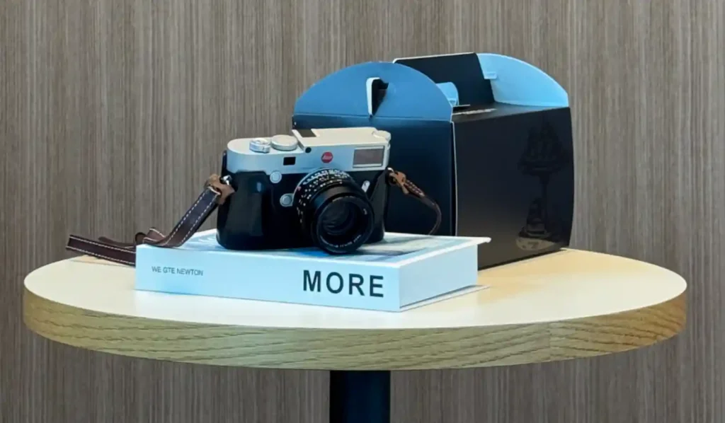 leica m10 r 바디에 주미룩스 35mm f/1.4 II 렌즈를 장착한 모습, 라이카 m 시스템 카메라와 책, 상자, 테이블을 촬영한 일상 스냅.