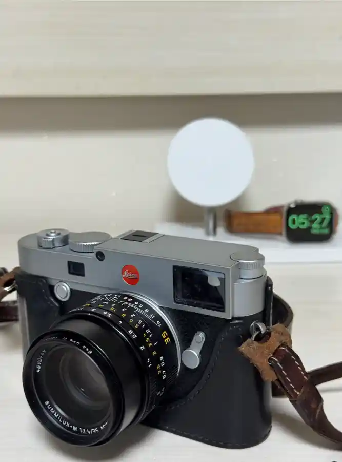 라이카 M10-R 카메라에 주미룩스 35mm f/1.4 렌즈가 장착된 모습. 일상 배경에서 라이카 M 시스템 렌즈의 컴팩트함을 보여줌.