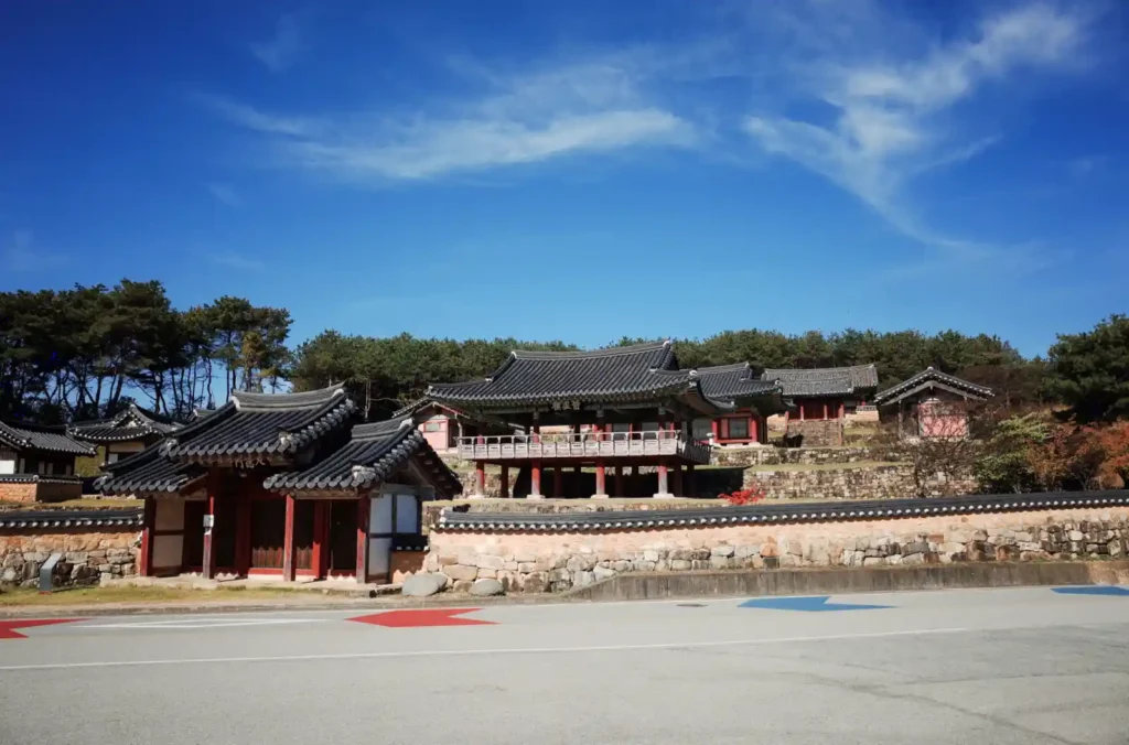 상주 도남서원의 전경. 낮은 담장 너머로 조선시대 한옥 건물이 층층이 자리잡고 있으며, 맑은 가을 하늘 아래 단정하고 고즈넉한 분위기가 느껴집니다.