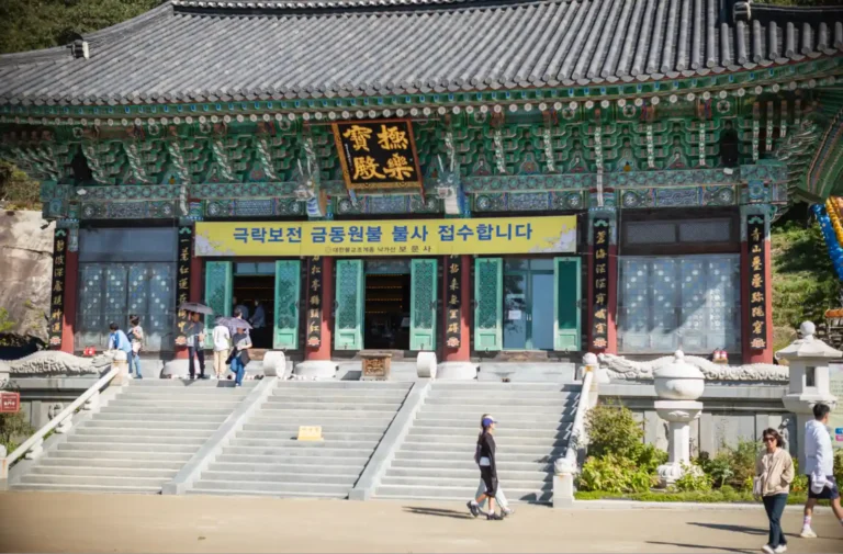 석모도 보문사 극락보전 본당 전경, 정면 계단과 화려한 단청, 라이카 녹티룩스로 담아낸 천년고찰 건축물