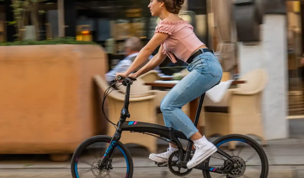 Tern 폴딩바이크를 타고 도심 거리를 주행하는 라이더 — 컴팩트하지만 빠르고 안정적인 주행 성능을 보여주는 장면입니다.