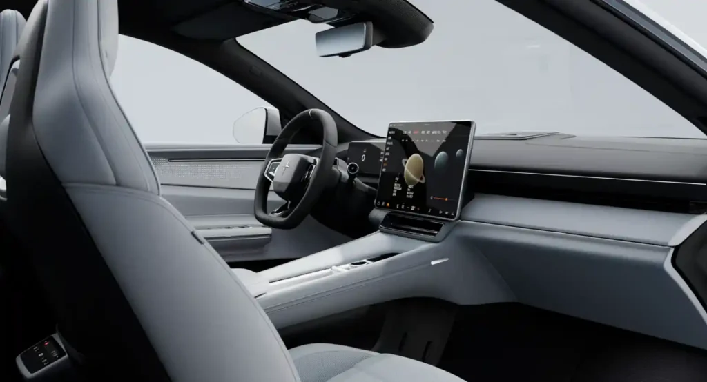 폴스타 4의 인테리어 — 가로형 디스플레이와 절제된 스칸디나비아 디자인이 조화를 이룬 실내 공간