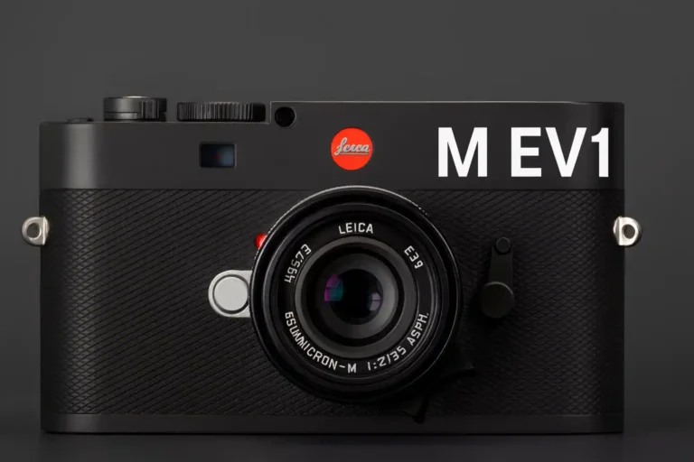 Leica M EV1 카메라 정면 이미지. 레드닷 로고와 Summicron-M 35mm 렌즈가 장착된 모습으로, 라이카 M 시스템의 EVF 신모델을 강조한 사진.