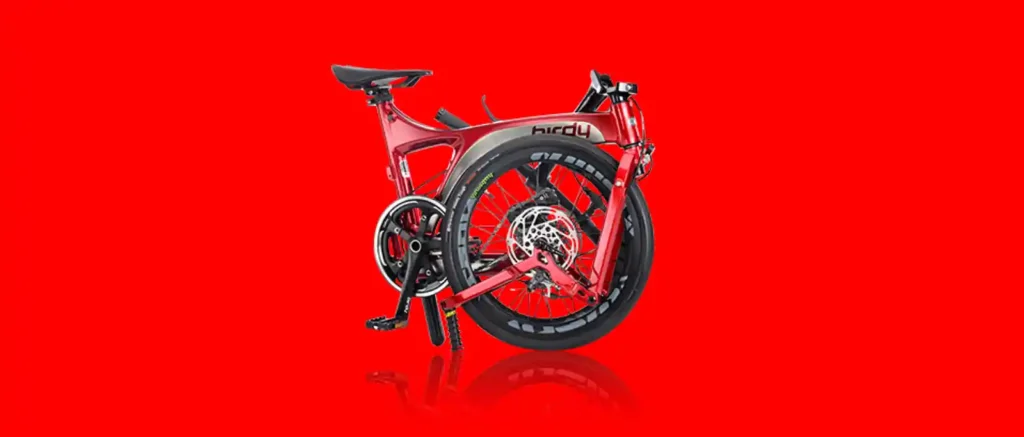 접은 상태의 Birdy Speed 폴딩바이크 전측면 이미지. 레드 톤 알루미늄 프레임과 11단 구동계, 디스크 브레이크가 강조되어 있으며, 고성능 퍼포먼스 모델 특유의 스포티한 인상이 돋보인다.