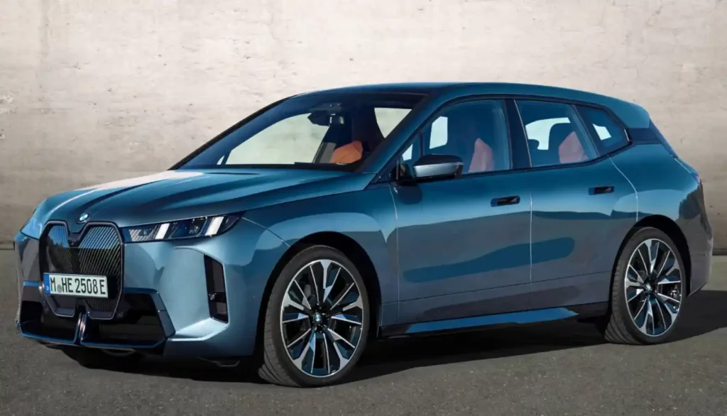 BMW iX 플래그십 전기 SUV의 측면·전면이 보이는 이미지로, 세로형 키드니 그릴과 미래적인 헤드램프 디자인이 강조된 정적 컷.