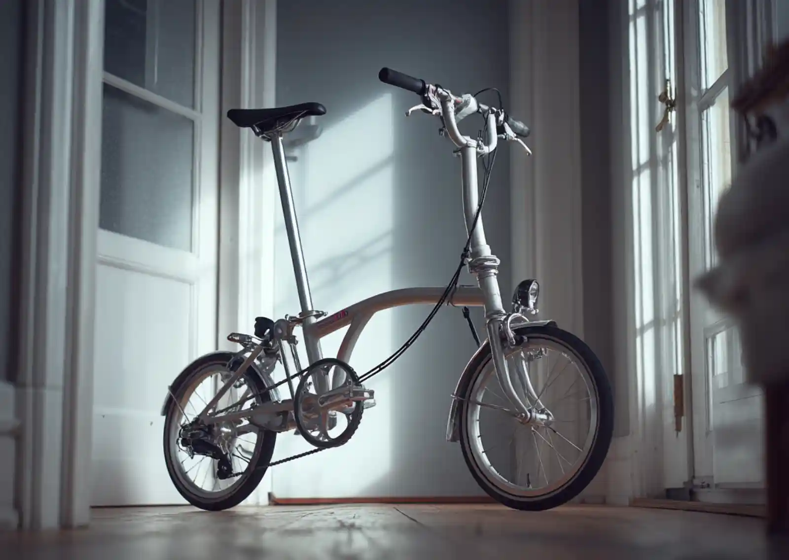 겨울철 실내에 보관된 브롬톤 자전거, 자연광이 비치는 방 안에서 안전하게 보관된 모습