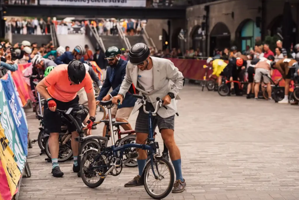 브롬톤 월드 챔피언십 참가자들이 출발선에서 접힌 자전거를 펼치는 장면