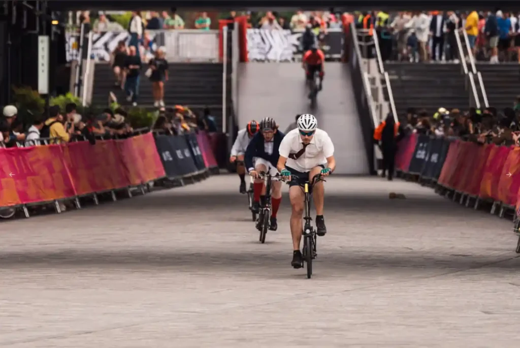 브롬톤 월드 챔피언십에서 정장 차림의 참가자들이 도심 코스를 힘차게 달리는 모습