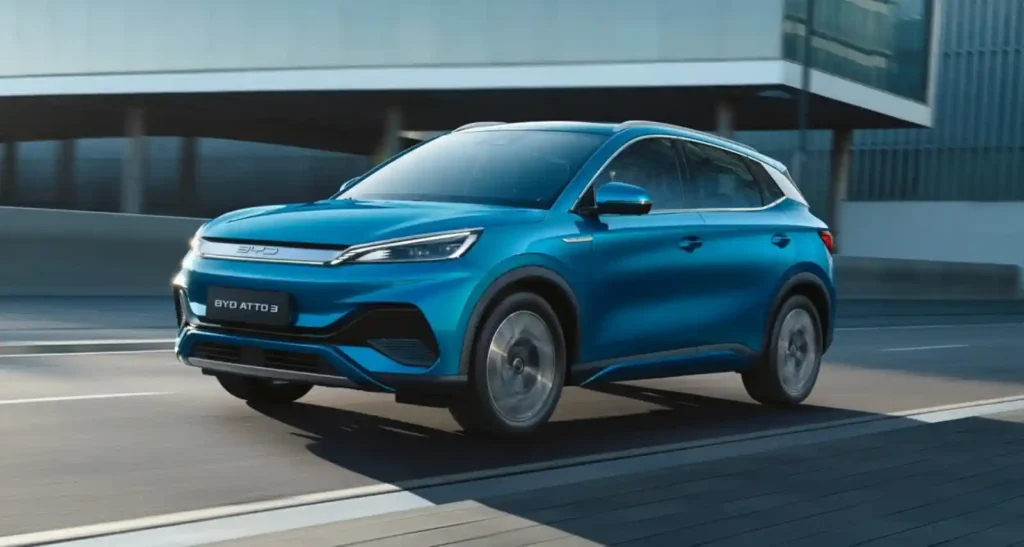 주행 중인 BYD 아토3 전기 SUV의 전면 모습. 2025년 1월 한국 시장에 정식 진출한 BYD의 대표 모델.