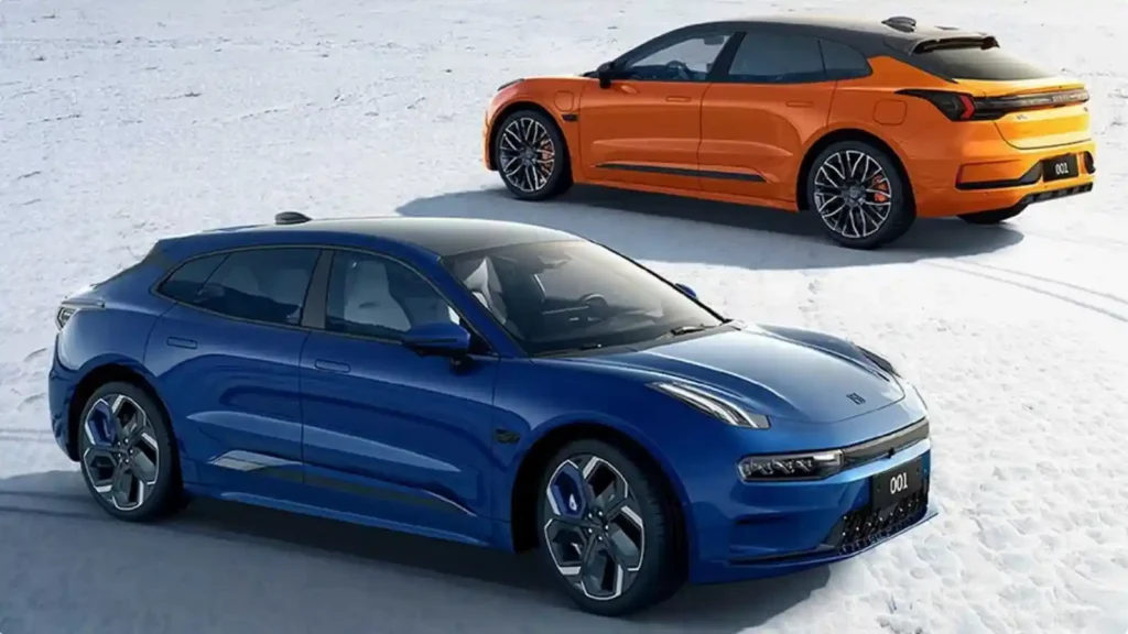 설원 위에 서 있는 두 대의 Zeekr 001 전기차. 프리미엄 디자인과 세련된 색감이 돋보이는 Zeekr의 대표 모델로, 2025년 하반기 한국 시장 진출을 준비 중이다.