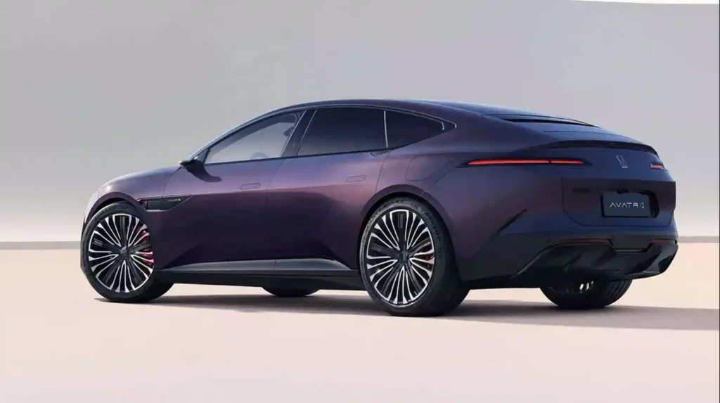어두운 퍼플 컬러의 AVATR 12 전기 세단이 미니멀한 배경 위에 전시된 모습. 창안자동차의 고급 전기차 브랜드로, 한국 진출 가능성이 주목받고 있다.