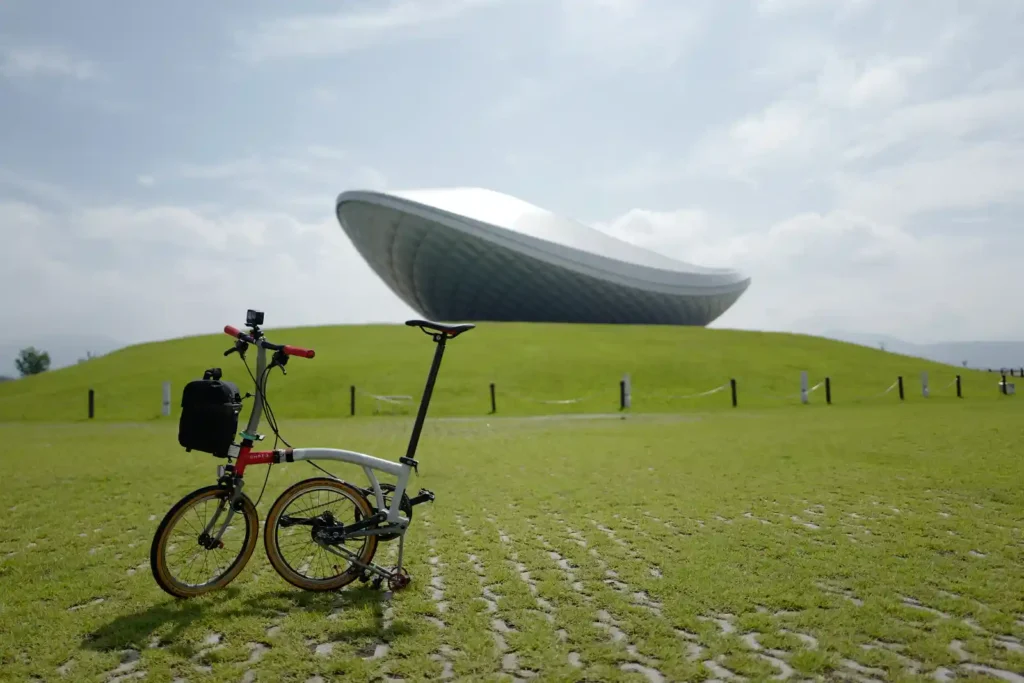 대구 강정보 디아크 앞 잔디밭에 세워진 브롬톤 폴딩자전거