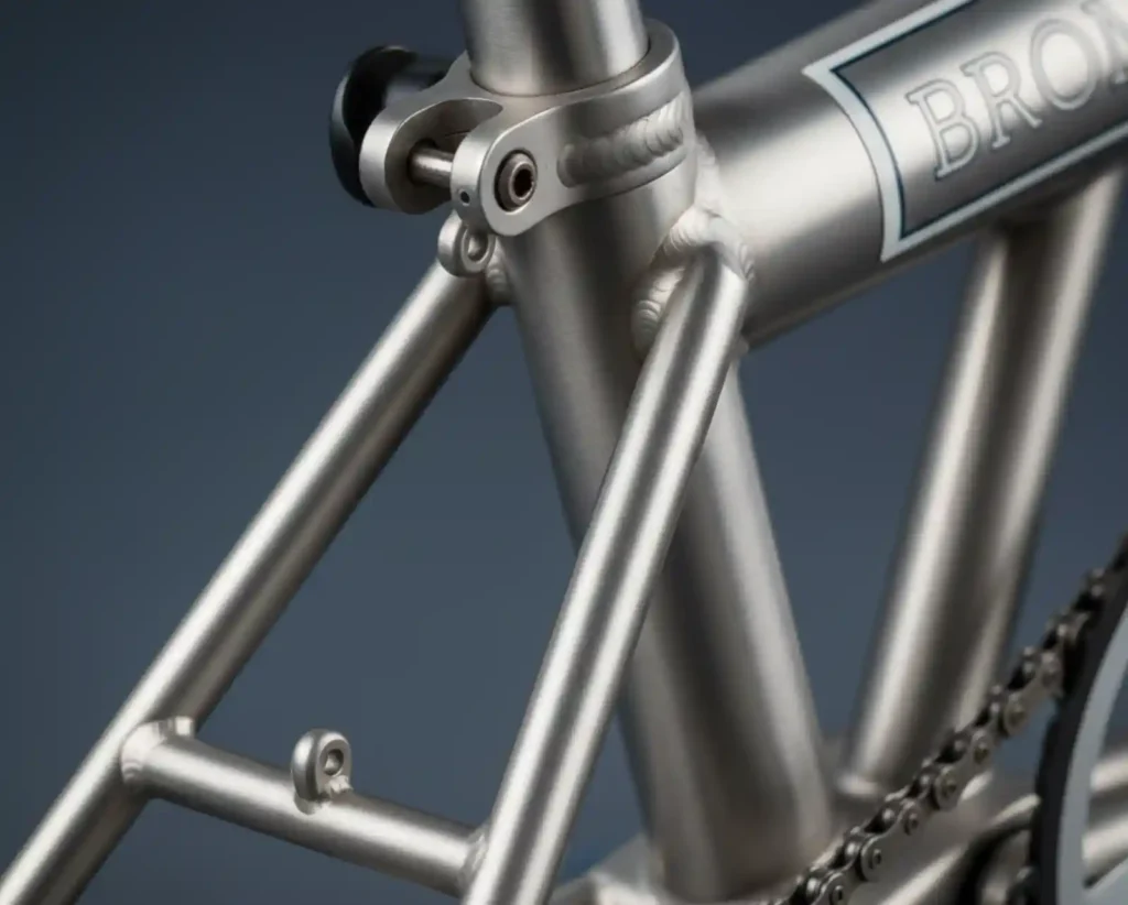 브롬톤 폴딩자전거 프레임 힌지와 접합부 클로즈업, 티타늄 소재