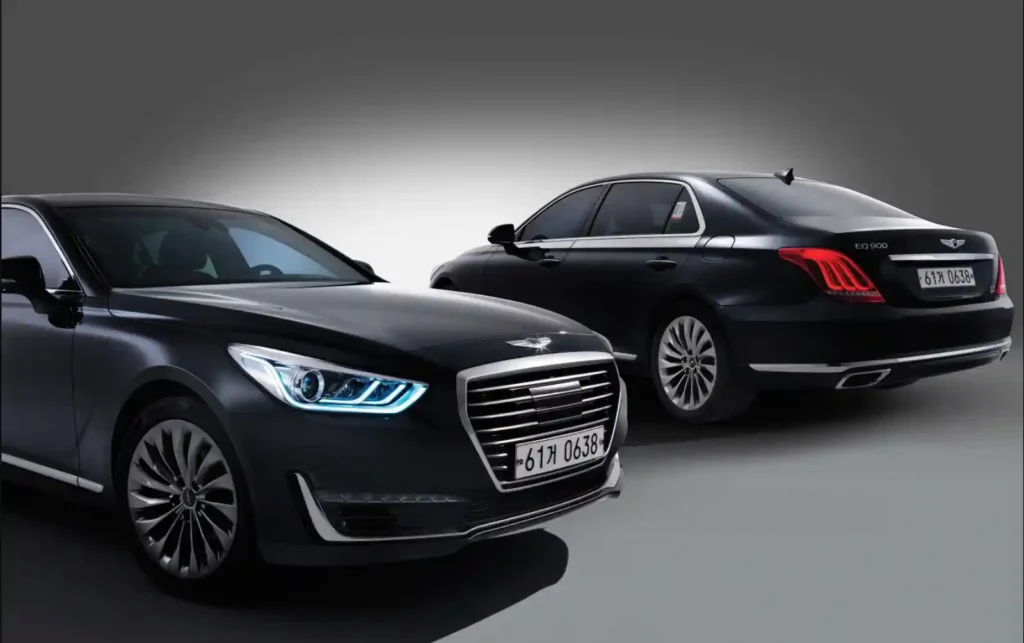 제네시스 EQ900의 전면과 후면이 함께 보이는 스튜디오 촬영 이미지. 제네시스 브랜드 출범 당시 첫 플래그십 모델을 보여주는 사진.
