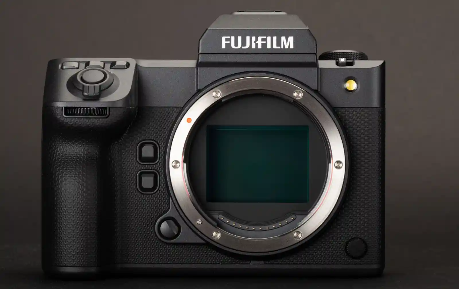 후지필름 GFX100 II 중형 미러리스 카메라의 센서가 드러난 정면 사진. 대형 센서 크기와 바디 구조가 선명하게 보이는 스튜디오 촬영 이미지