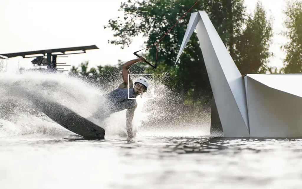 수상 스포츠를 즐기는 피사체를 고속으로 추적하며 얼굴을 인식하는 카메라의 AF 트래킹 장면. 물보라가 튀는 순간에도 얼굴 인식 박스가 정확히 고정된 모습.