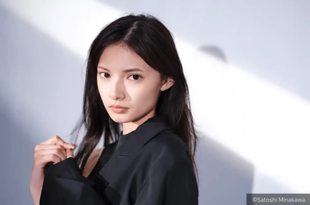 부드러운 자연광 아래에서 촬영된 인물 사진. 후지필름 특유의 자연스러운 피부톤과 절제된 색감이 강조된 포트레이트.