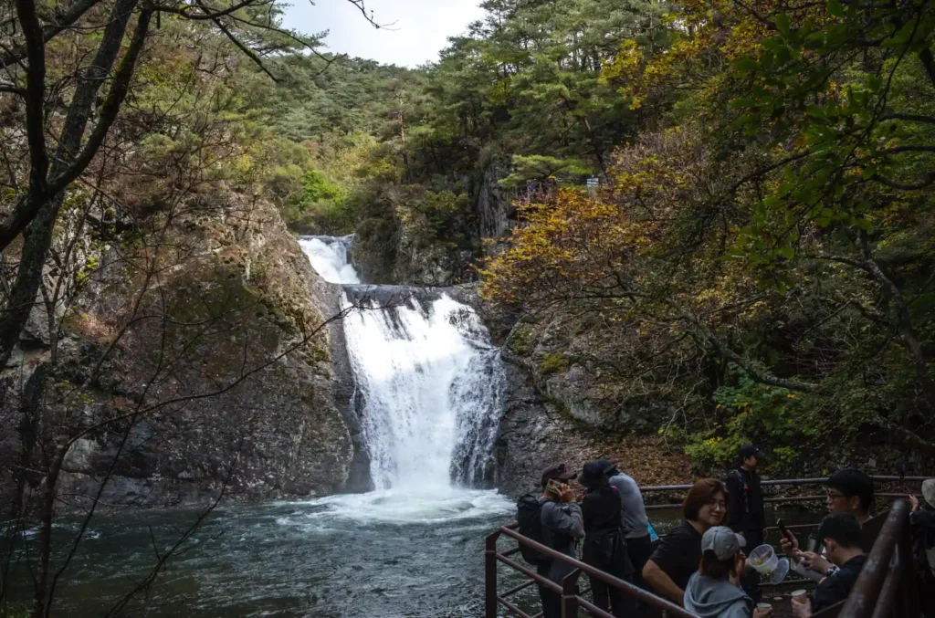 주왕산 용연폭포의 2단 물줄기와 관람하는 등산객들