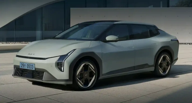 2025 기아 EV4 롱레인지 전면 3/4뷰, 도심형 전기 크로스오버