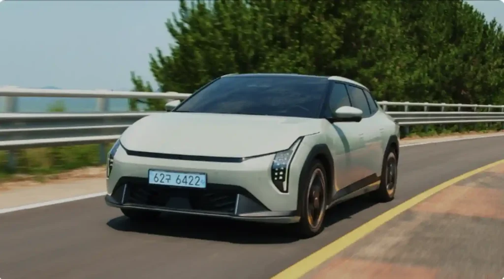2025 기아 EV4 주행 장면, 스타맵 라이트가 돋보이는 전면 3/4뷰
