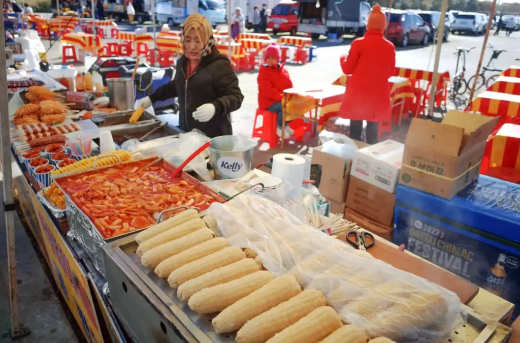 대구 금호꽃섬 하중도 노곡교 입구의 포장마차에서 떡볶이와 어묵을 준비하는 장면
