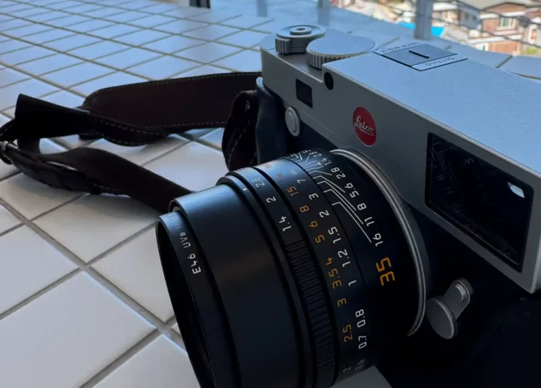 라이카 M10-R 바디에 장착된 Summilux 35mm f/1.4 ASPH II FLE 렌즈, 조리개와 초점거리 눈금이 선명하게 보이는 모습