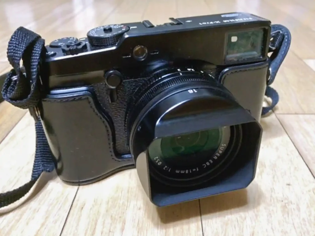 후지필름 X-Pro1 전면 모습입니다. 렌즈 옆에 보이는 작은 메탈 레버가 하이브리드 뷰파인더 전환 레버로, 이 레버를 움직이면 광학식과 전자식 뷰파인더를 바꿀 수 있습니다.