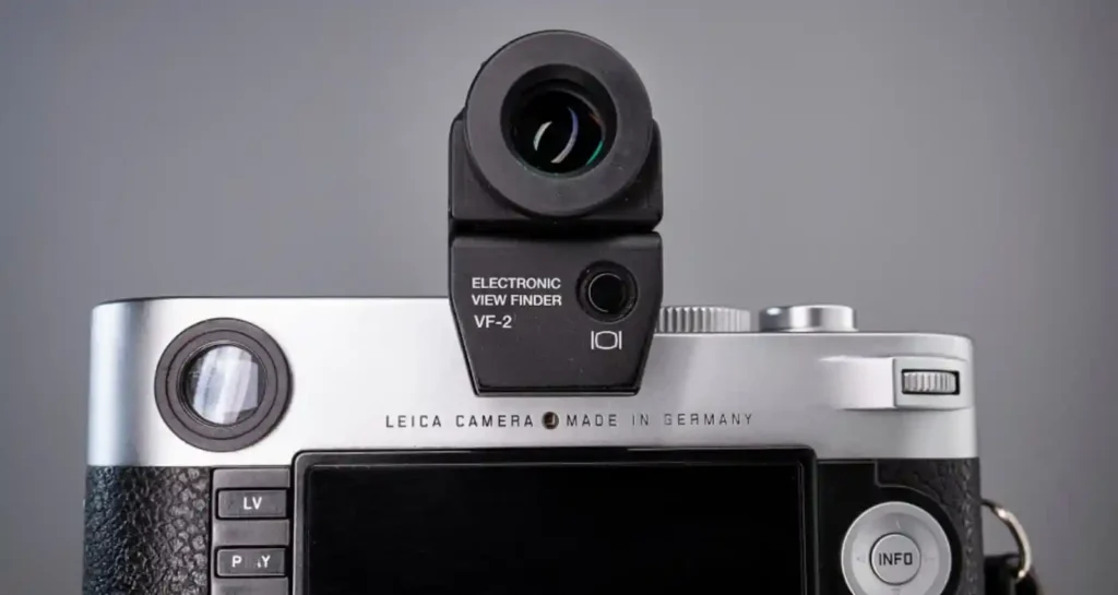 라이카 카메라 상단에 장착된 비소플렉스(VF-2) 전자식 뷰파인더의 모습입니다. 핫슈를 통해 탈착할 수 있는 모듈식 구조로, 레인지파인더 카메라에서도 EVF 촬영이 가능하도록 돕습니다.