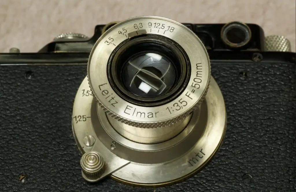 초기 Leica Elmar 50mm f/3.5 렌즈의 근접 사진. 금속 경통과 조리개 각인이 선명하게 보이는 1930년대 엘마의 특징적인 디자인.