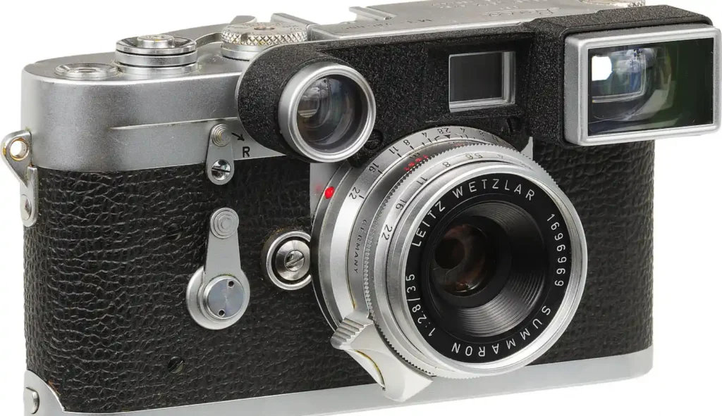 Leica M3 카메라에 장착된 Summaron 35mm f/2.8 렌즈의 클로즈업 이미지. 은색 금속 경통과 각인이 선명하게 보이는 고전적 광각 렌즈.