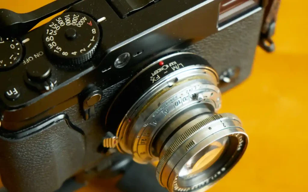 빈티지 조나(Sonnar) 렌즈가 장착된 클래식 카메라의 근접 사진. 레오 막스 베르텔이 설계한 조나 광학 구조의 특징을 보여준다.