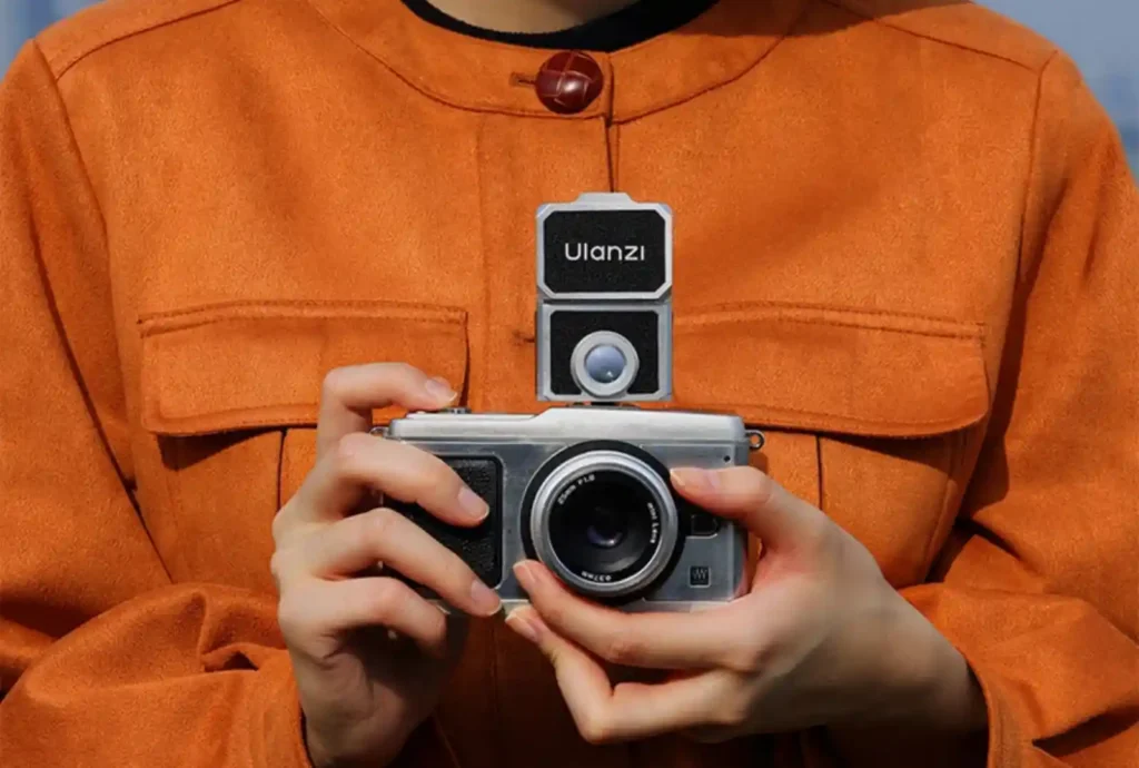 카메라 위에 장착된 Ulanzi VF01 웨이스트 레벨 광학 뷰파인더를 손에 들고 있는 모습입니다.