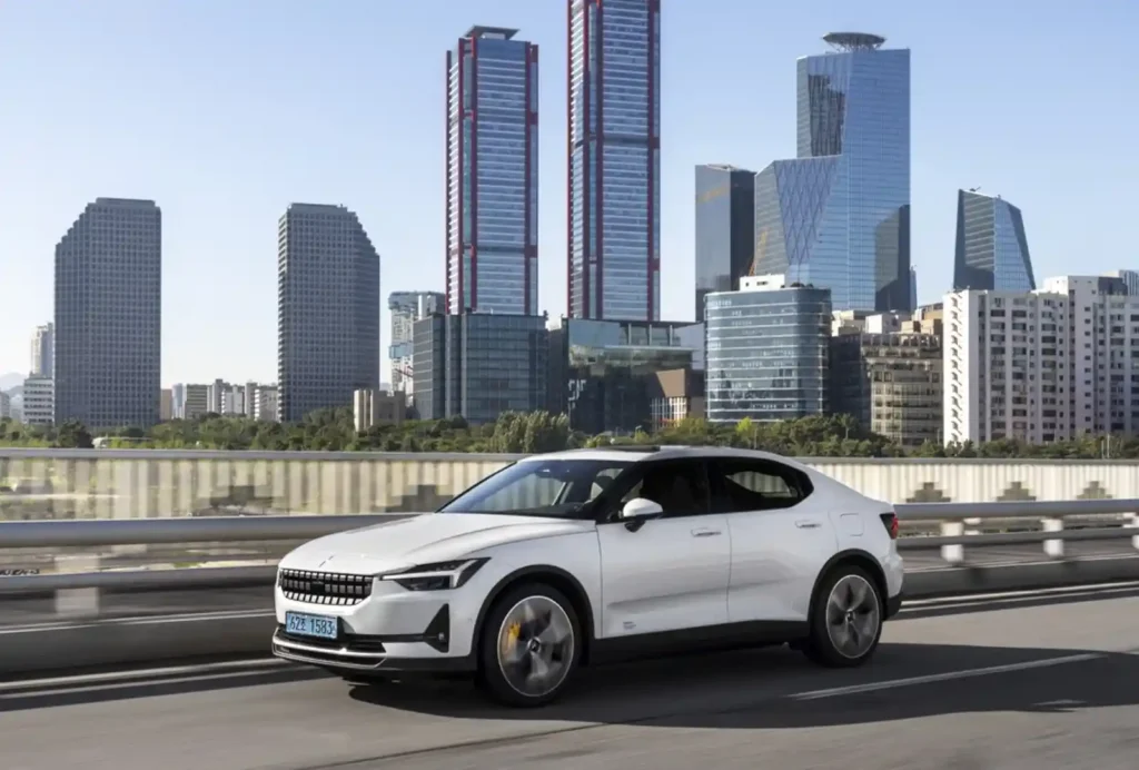 서울 도심 고속도로를 주행 중인 Polestar 2 차량