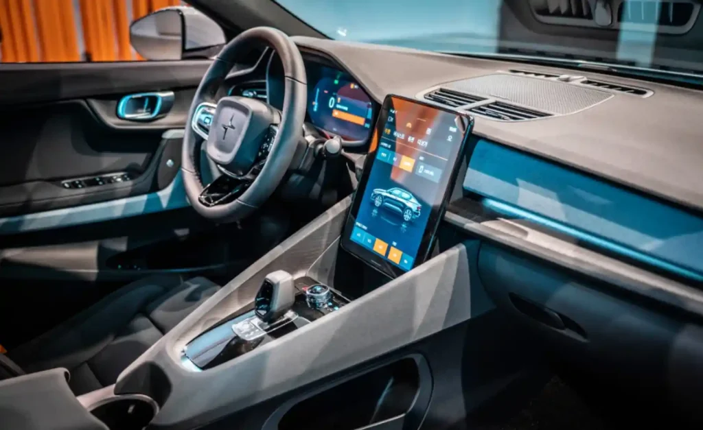 폴스타 2의 실내 인테리어로, 세로형 디스플레이와 직관적인 미니멀 레이아웃이 강조된 장면