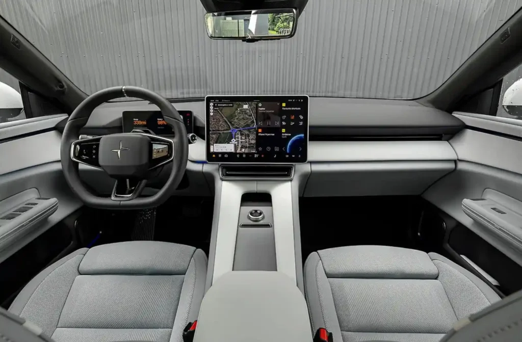 폴스타 4의 대형 가로형 디스플레이와 수평형 대시보드가 강조된 고급스러운 실내 인테리어 전경