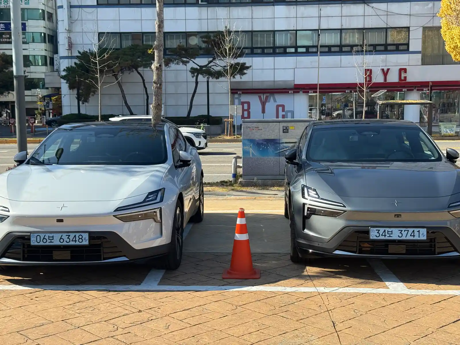 폴스타 4 스톰(그레이)과 스노우(화이트) 색상 비교, 대전 전시장 실물 사진