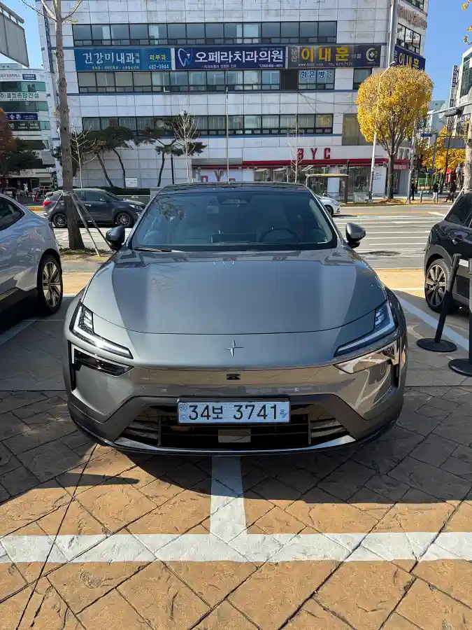 폴스타 4 스톰(그레이) 전면 디자인, 듀얼 블레이드 헤드램프와 미니멀한 전면부