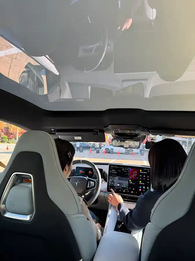 폴스타 4 실내, 15.4인치 가로형 터치스크린과 파노라마 글라스 루프, 미니멀한 인테리어 디자인