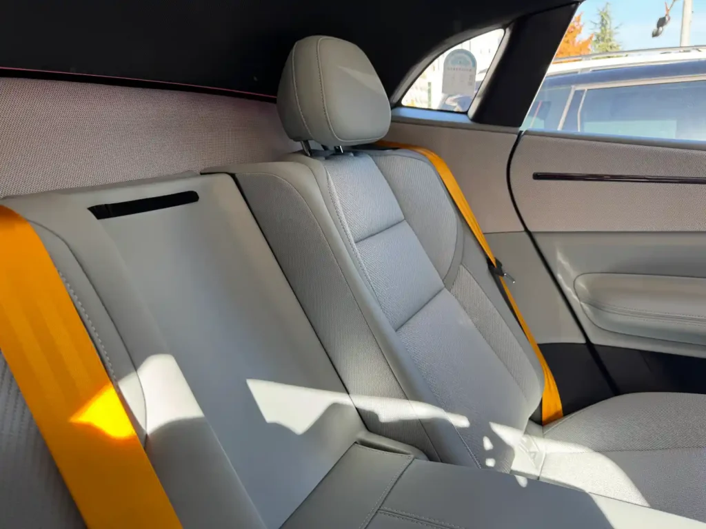 폴스타 4 뒷좌석 공간, 넉넉한 레그룸과 리클라이너 기능, 패밀리카로 손색없는 공간