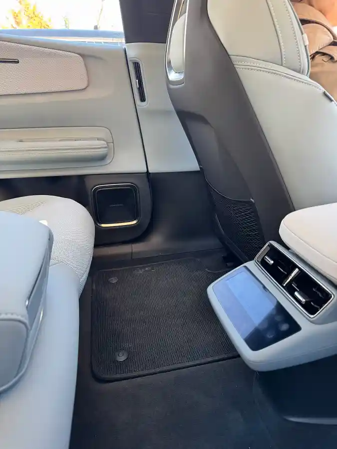 폴스타 4 뒷좌석 레그룸, 패밀리카로 손색없는 넓은 공간과 뒷좌석 전용 컨트롤 스크린