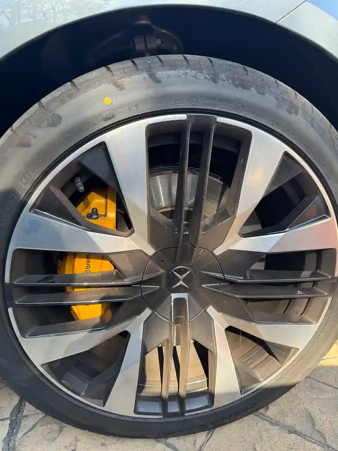 폴스타 4 퍼포먼스 팩, 22인치 휠과 노란색 브렘보 4피스톤 브레이크 캘리퍼