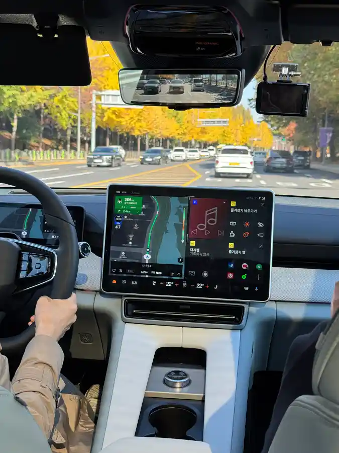 폴스타 4 주행 중 디지털 룸미러와 T맵 내비게이션, 15.4인치 가로형 터치스크린 실제 화면