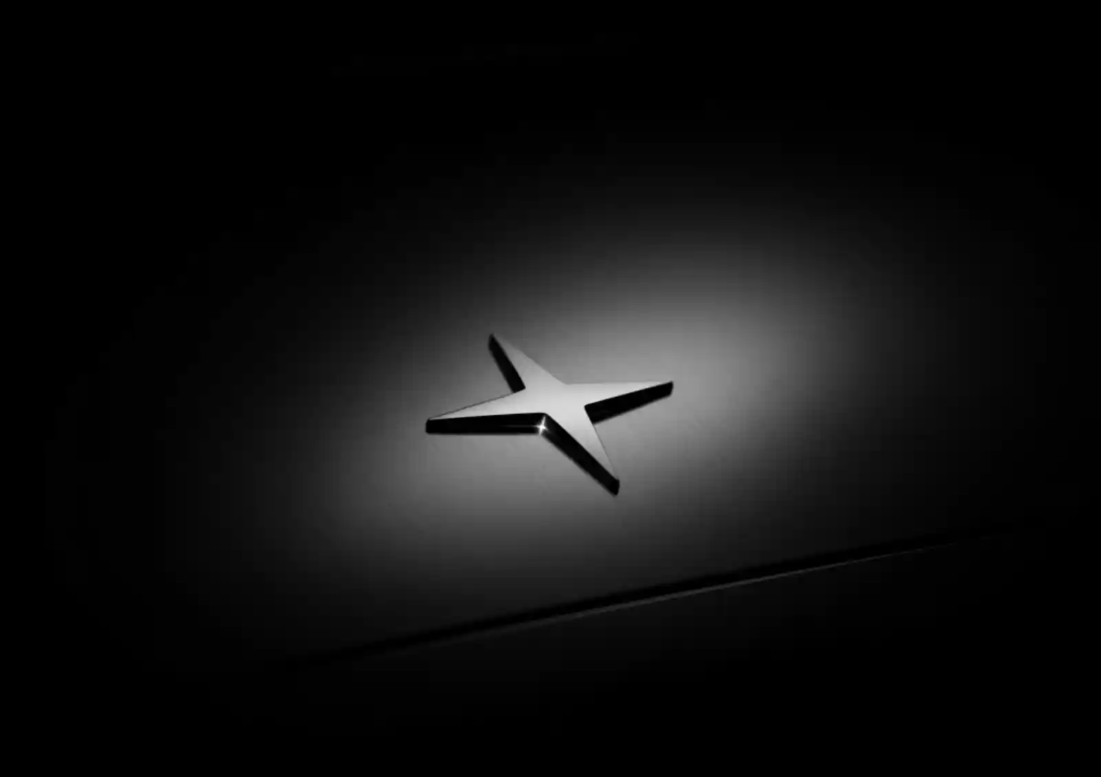 어둠 속에서 은은하게 빛나는 폴스타 로고, 볼보의 그림자에서 태어나 독립된 전기 퍼포먼스 브랜드로 성장한 폴스타를 상징함