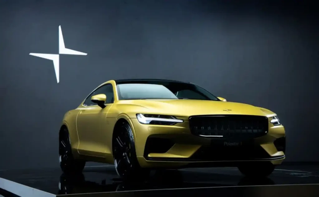 2017년 런칭 행사에서 공개된 폴스타 1, 블랙 스테이지 위에서 골드 컬러 차체가 빛나는 장면