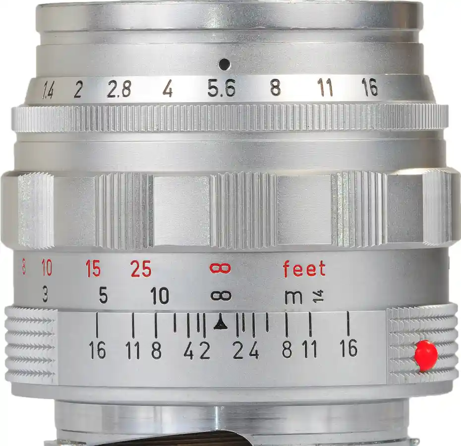 1959년형 라이카 Summilux 50mm f/1.4 1세대 렌즈의 실버 경통과 조리개·초점거리 눈금이 보이는 근접 사진