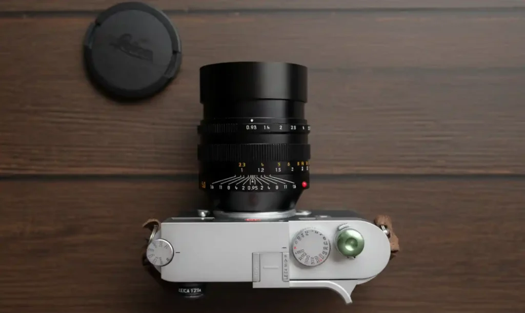 라이카 M 바디 위에 장착된 Noctilux-M 50mm f/0.95 ASPH 렌즈를 위에서 촬영한 사진
