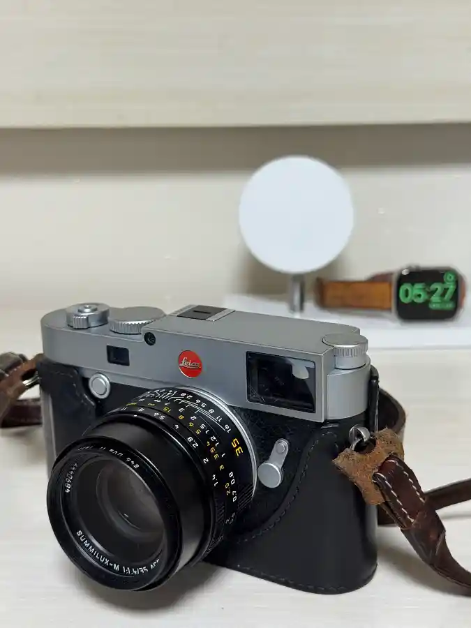 라이카 M 바디에 Summilux-M 35mm f/1.4 ASPH II FLE 렌즈를 장착한 모습의 근접 사진