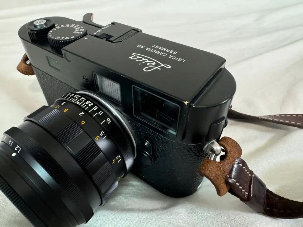 라이카 M9-P 바디에 Noctilux-M 50mm f/1.2 렌즈를 장착한 근접 사진