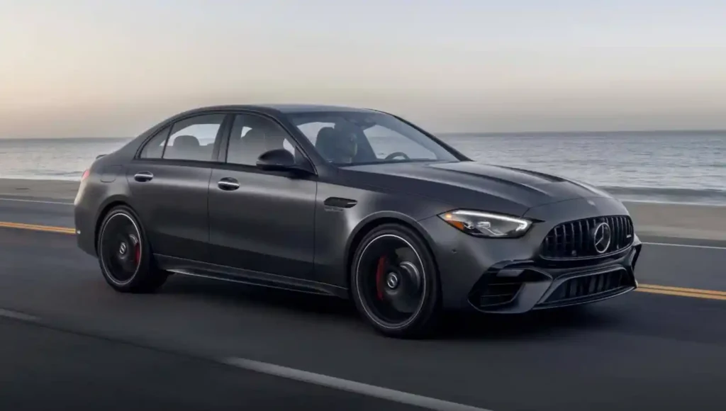 2023 Mercedes-AMG C63 S E Performance 신형 모델, 매트 그레이 컬러로 해안 도로를 주행하는 모습