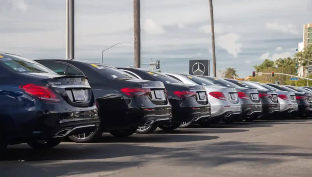 벤츠 딜러 야적장에 줄지어 서 있는 C클래스 차량들